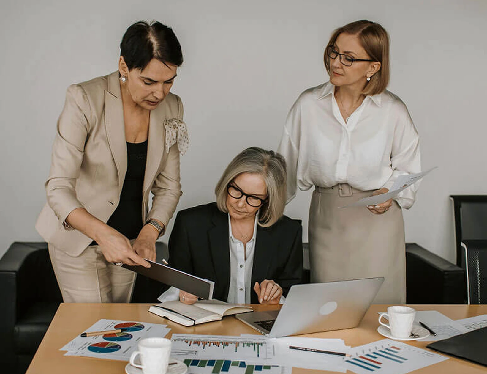 Equipe da Logos Fomento analisando uma proposta